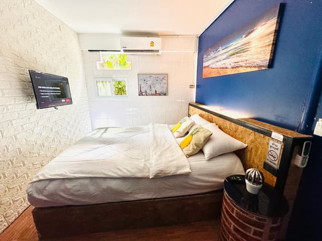 Queen Bed Room