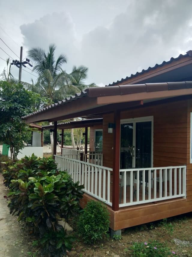 Basic Bungalow, 1 King Bed