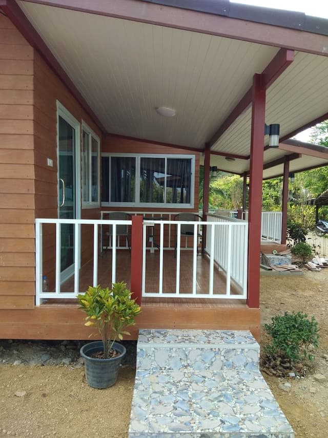 Basic Bungalow, 1 King Bed