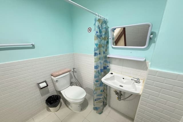 Quadruple Room, No Windows