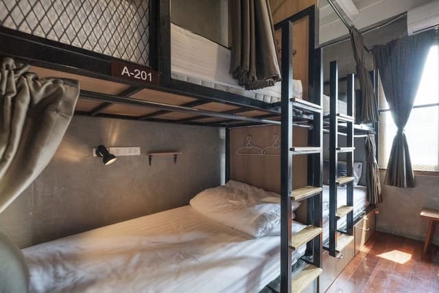 Shared Dormitory, Men only
