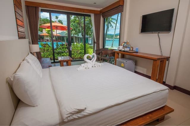 Grand Deluxe Room with Side Sea View