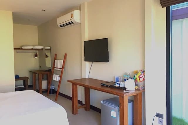 Grand Deluxe Room with Side Sea View