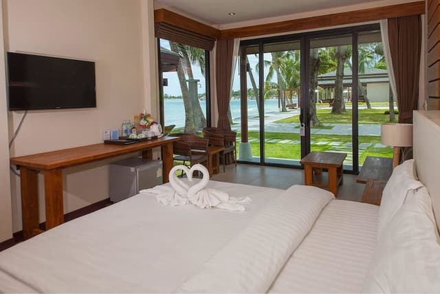 Grand Deluxe Room with Side Sea View