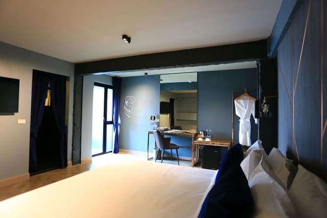 Half Sun Suite