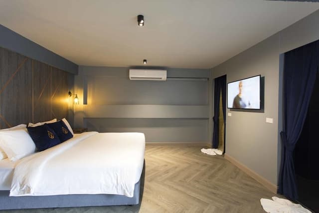 Half Sun Suite