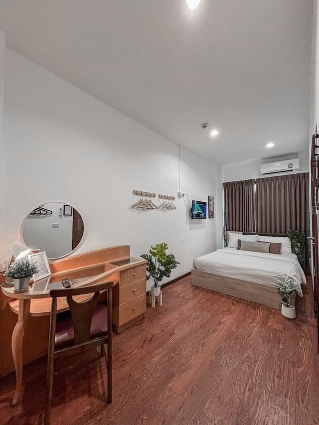Basic Double Room, 1 Queen Bed