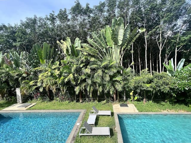 Family House, 2 Bedrooms, Shared Bathroom, Poolside