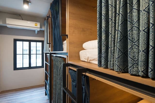 10-Bed Mixed Dormitory with Shared Bathroom
