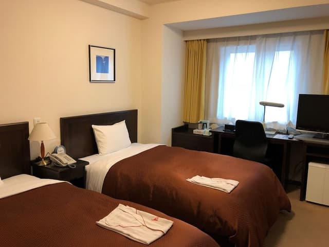 Twin Room, Smoking