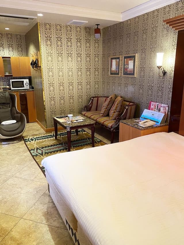 Queen Room, Run of House