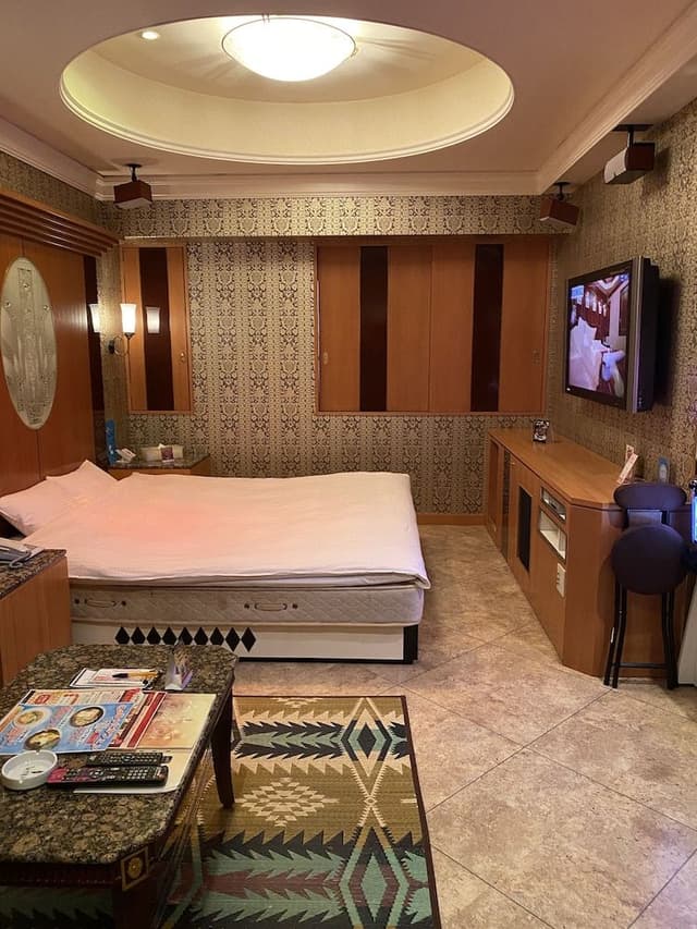 Queen Room, Run of House