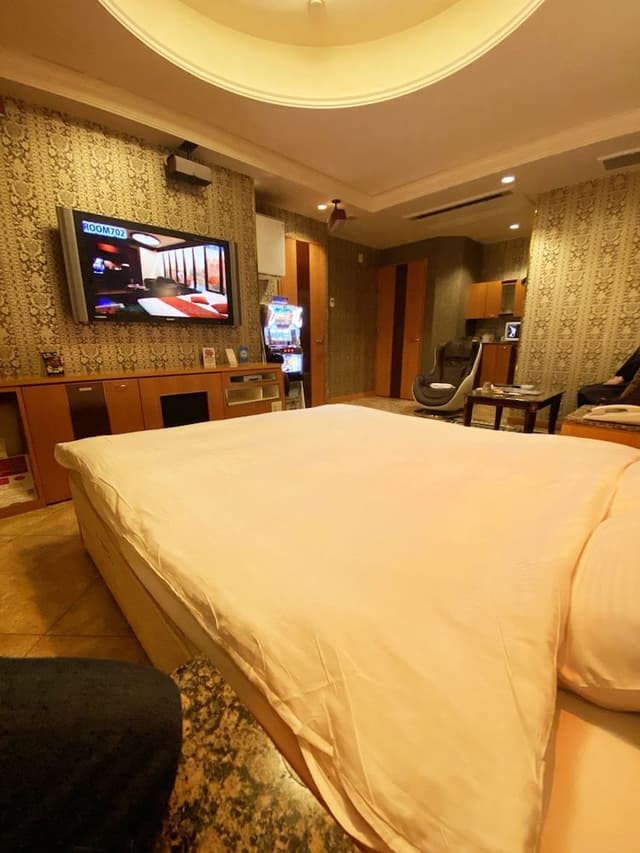 Queen Room, Run of House