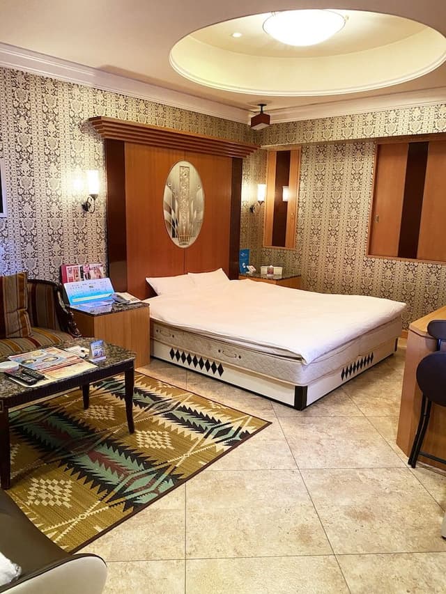 Queen Room, Run of House