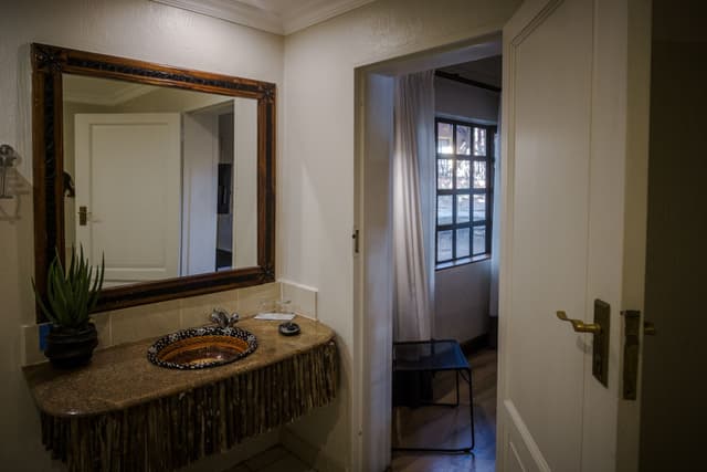 Tlou Luxury Suite