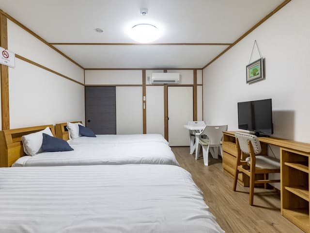 Triple Room, Non Smoking, Shared Bathroom