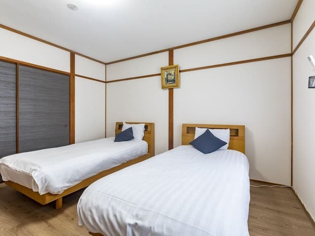 Western Room with Shared Washroom - Twin (Non-Smoking)