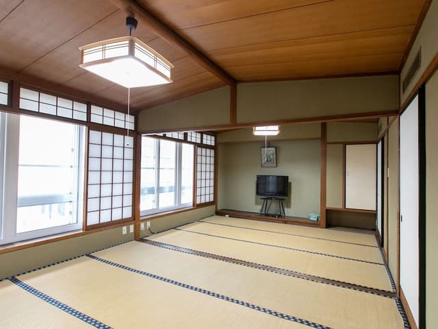 Japanese Room With Shared Washroom- 8 Pax