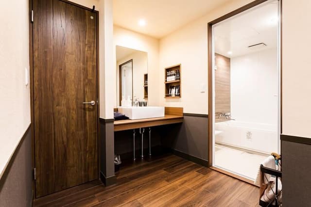 Double Room, Smoking