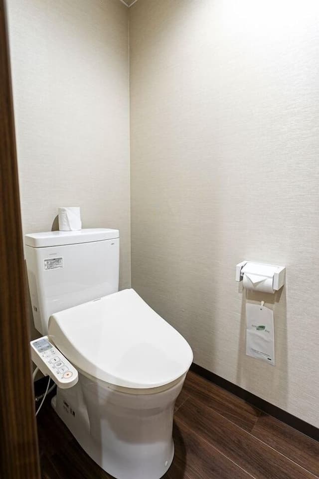 Double Room, Smoking