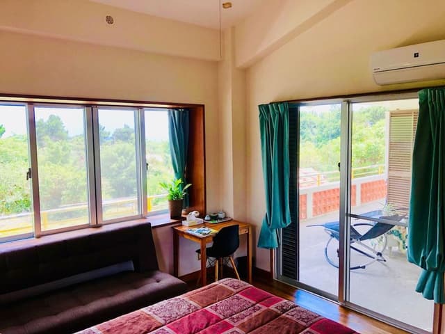 Queen Room, Shared Bathroom