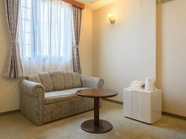 Twin Room, Smoking