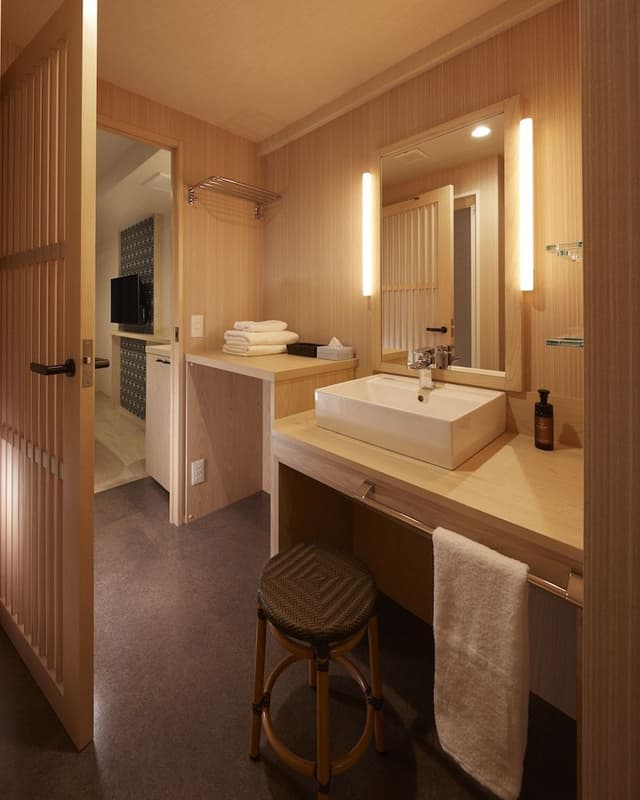 [Non-Smoking] Short Stay: CheckIn-8PM & CheckOut-10AM (Standard Twin Room)/Shower Booth