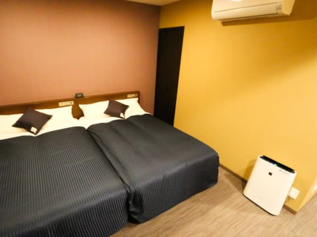 Twin Room, Smoking