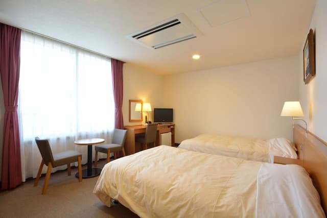 Twin Room, Smoking