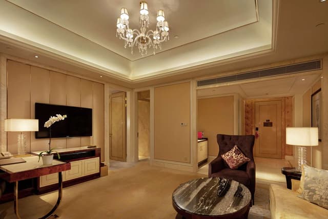 1 KING EXECUTIVE SUITE WITH LOUNGE ACCESS