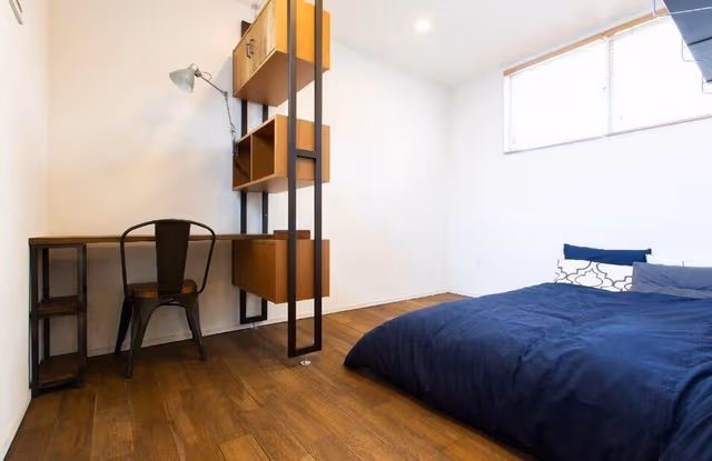 Room (102)