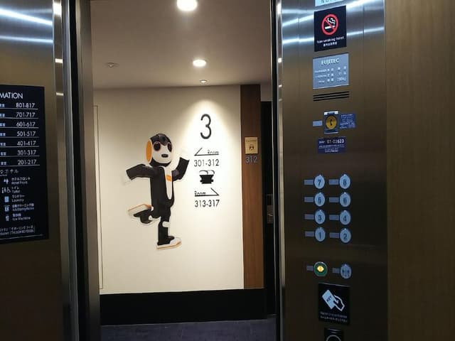 Twin Room with Robot