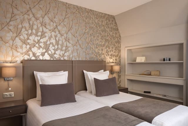 Family Room, Connecting Rooms