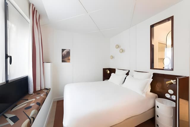 Junior Suite with Eiffel Tower View