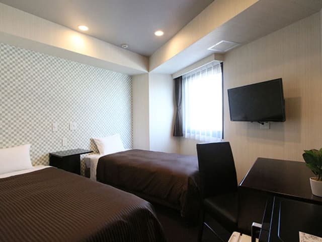 Twin Room, Smoking
