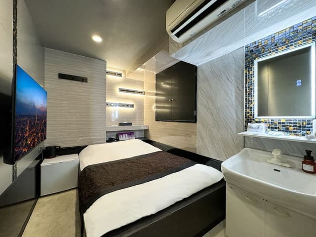 Double Room, Smoking