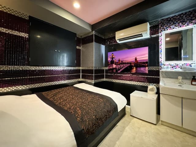 Double Room, Smoking