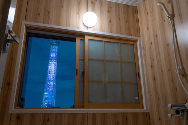 Connecting Room with Bathtab