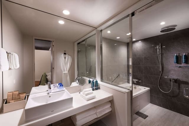 2 TWIN PREMIUM ROOM HIGH FLOOR