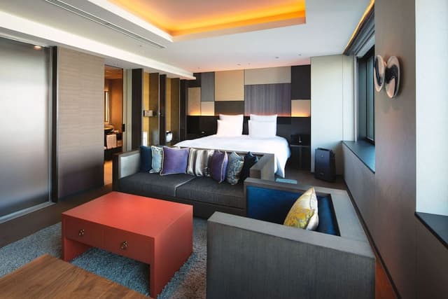 Superior Suite, 1 King Bed, Club Lounge Access
