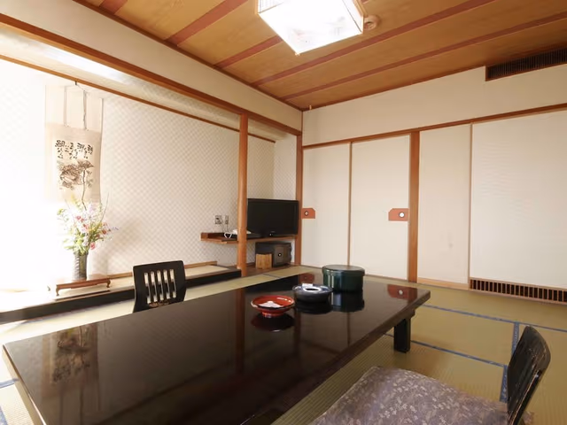 Japanese Style Family Room, Shared Bathroom