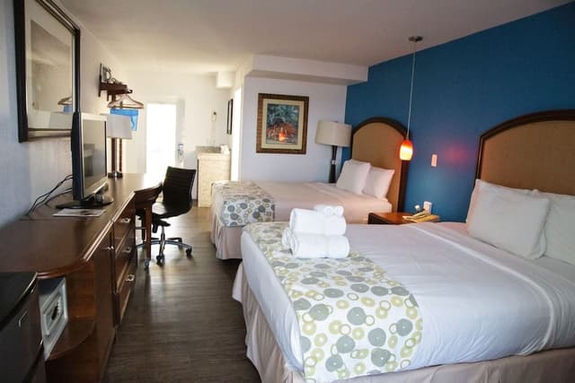 2 Queen Beds, Oceanfront
