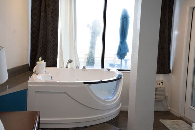 1 King Bed, Jetted Tub, Oceanfront