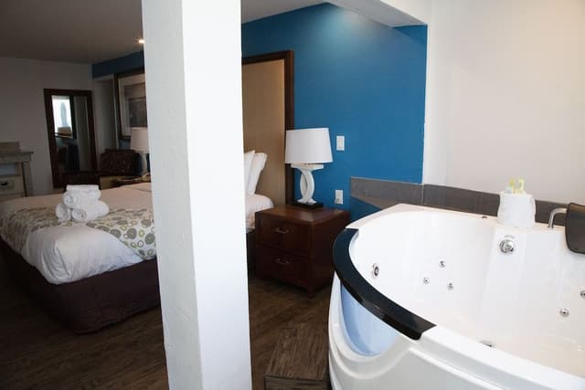 1 King Bed, Jetted Tub, Oceanfront