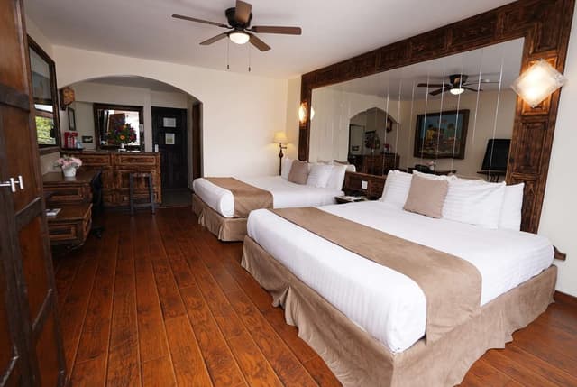 2 King Beds, Non-Smoking, Wet Bar, Refrigerator