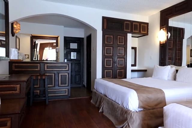 2 Queen Beds, Non-Smoking, Wet Bar, Refrigerator