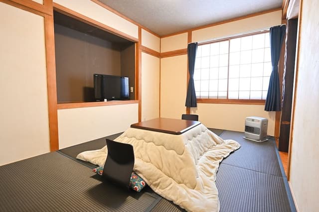 Japanese-style,for 2-3 people,shared bathroom,towels not provided, no air conditioning,Non Smoking