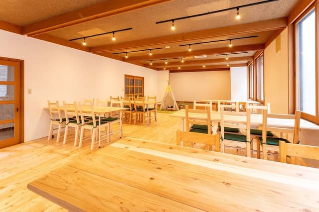 Japanese-style,for 4 people,shared bathroom,towels not provided, no air conditioning,Non Smoking