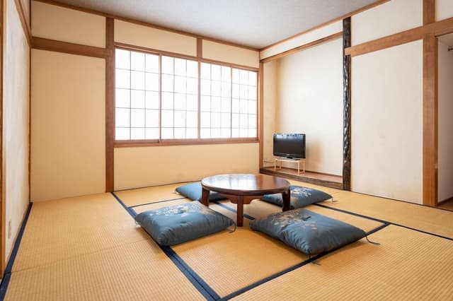 Japanese-style,for 4 people,shared bathroom,towels not provided, no air conditioning,Non Smoking