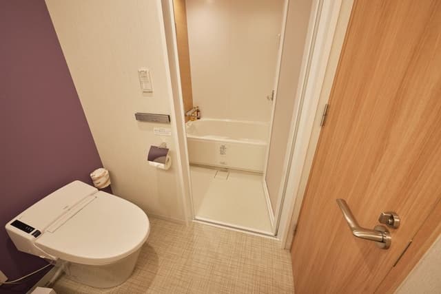 Hollywood Twin Room, Smoking